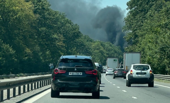 Urgență pe autostradă! O dubă arde în flăcări
