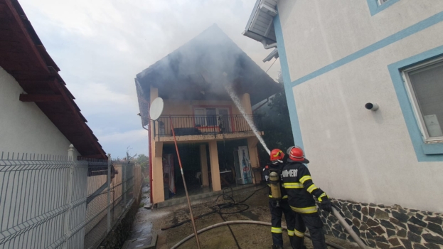 Argeș: Intervenție la înălțime! Arde o vilă