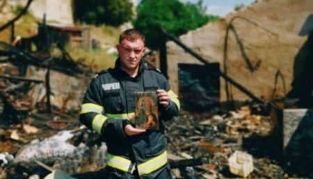 Semn divin: Icoană intactă descoperită într-o casă distrusă de incendiu