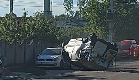 Accident deosebit de grav, lângă Pitești. O mașină GLS s-a răsturnat