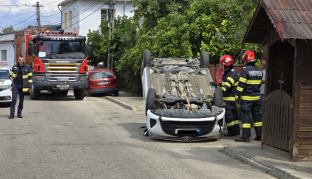 Accident în Argeș, o mașină s-a răsturnat! Primele imagini de la fața locului