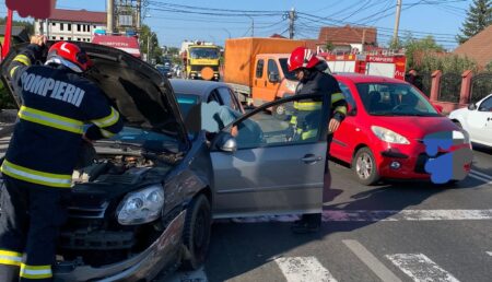 Accident cu victime: Impact între două autoturisme și o autoutilitară