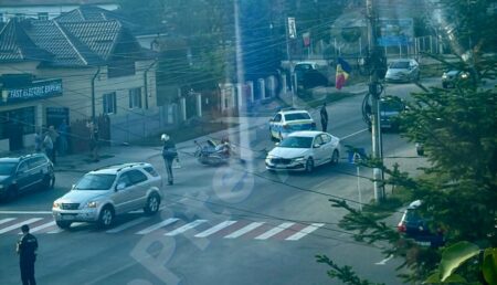 Exclusiv. Polițist pe motocicletă, implicat într-un accident, acum, lângă Pitești!