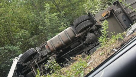 Accident grav lângă Pitești: Un autotren s-a răsturnat și a lovit o femeie