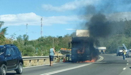 Acum! Un mastodont arde ca o torță pe cel mai circulat drum