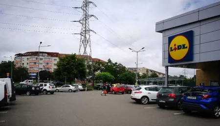 Imagini ȘOCANTE în parcarea de la LIDL: Un șofer de BMW a comis-o grav