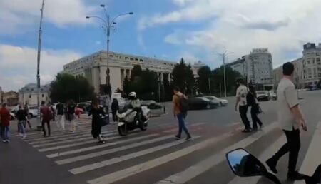 Accident grav : Polițist pe motocicletă aflat în misiune lovește în plin o femeie