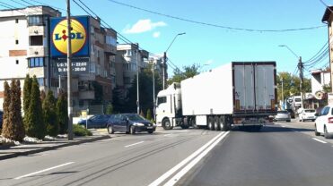 Pitești. Scandalos: Aroganță în trafic – Cu TIR-ul pe linie  continuă!