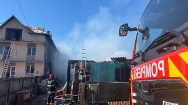 Dezastru total în Argeș: Vilă și anexe, afectate de incendiu, casă făcută scrum