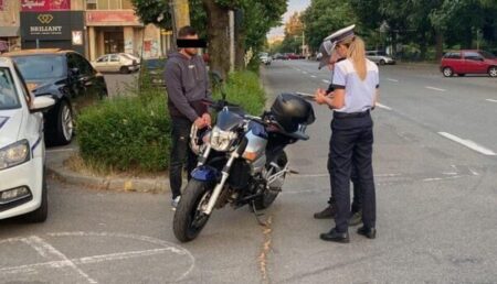 Cascadorie riscantă în Pitești: Motociclist prins în acțiune!