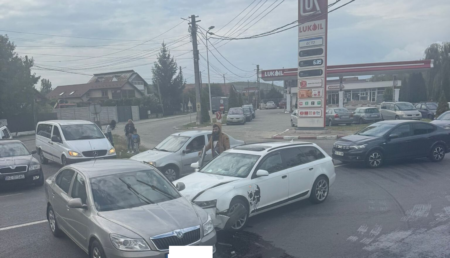 Accident în apropiere de Pitești: Două autoturisme s-au lovit lângă Lukoil!