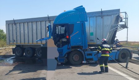 Accident pe Autostradă: TIR intrat în parapet: Trafic blocat