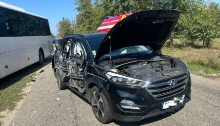 Argeș/ Accident între un autoturism și o autoutilitară: O persoană are nevoie de ajutor!