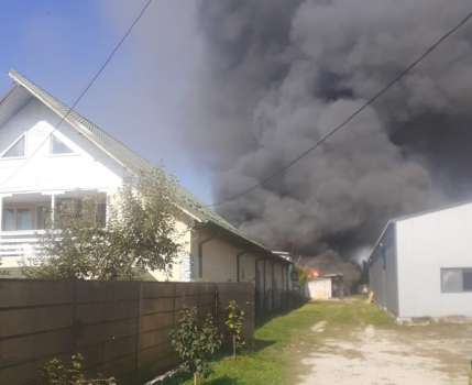 Incendiu devastator la un service! Mașini suprinse în interior și cuprinse de flăcări