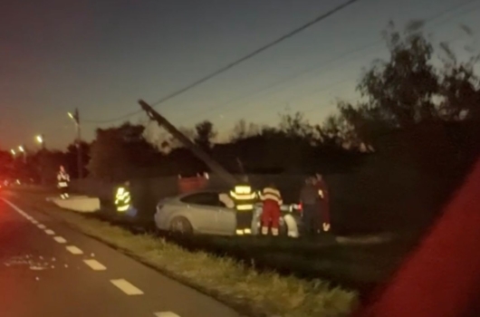 Accident în Argeș! A intrat cu mașina într-un stâlp