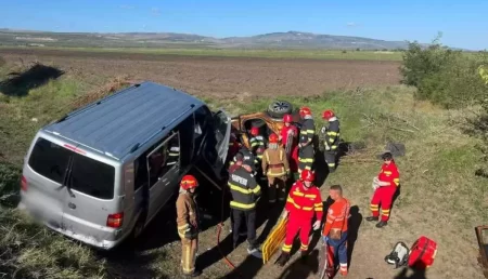 Accident grav: Două mașini căzute într-un canal de irigație, patru persoane rănite