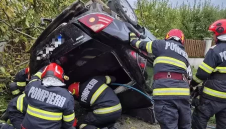 Accident teribil: Mașină răsturnată, un bebeluș și doi tineri răniți grav 