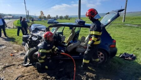 Impact devastator: Volkswagen făcut praf de un TIR, un bărbat încarcerat