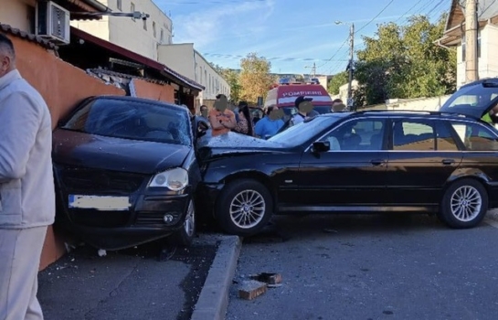 Argeș: Șofer beat turtă, accident grav cu o mașină parcată