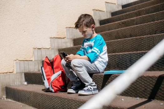 Tâlhărie în plină stradă: O tânără a furat telefonul unui copil de 12 ani