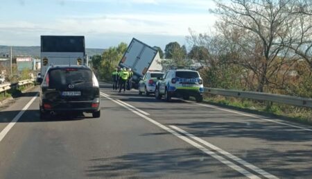 Argeș. Accident, acum: O dubă, praf!