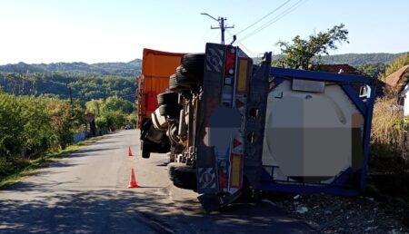 Haos în trafic! O cisternă răsturnată a blocat un drum important