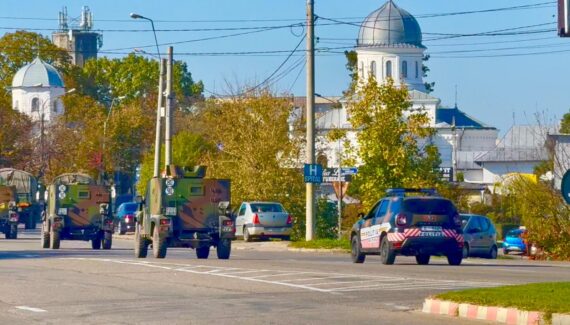 VIDEO: ,,Duduie” strada: Convoi militar surprins în Pitești