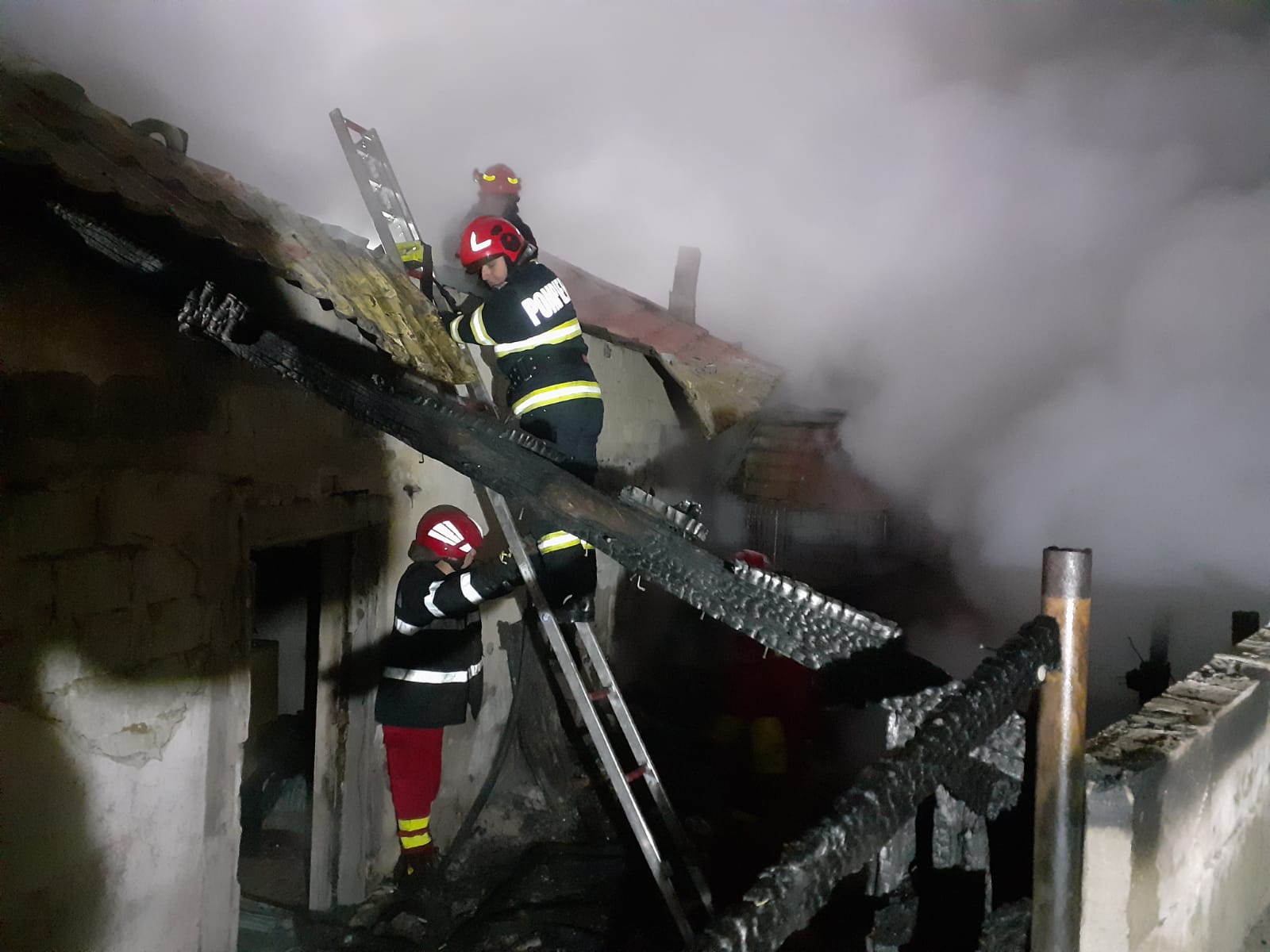 Incendiu de proporții! Pompierii intervin de urgență