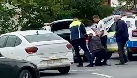 Scene desprinse din filme! Bărbat mort de beat, ,,luat pe sus”