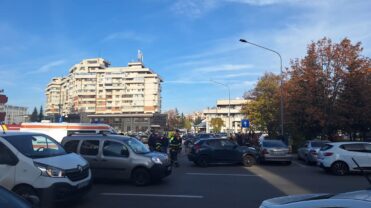 VIDEO! Trei mașini, accident în Centru! O persoană are nevoie de ajutor