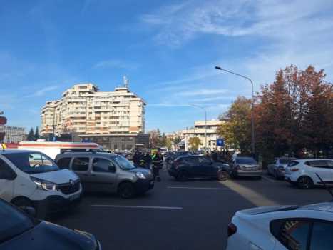 VIDEO! Trei mașini, accident în Centru! O persoană are nevoie de ajutor