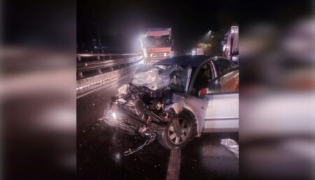 Accident deosebit de grav! Persoană încarcerată, autoturism praf!