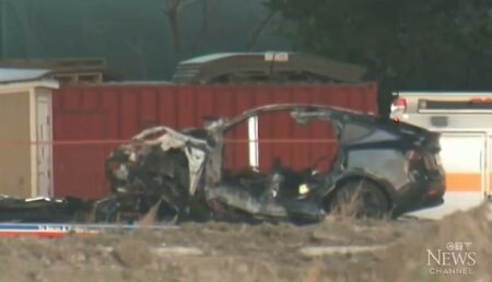 Dramă: 4 tineri arși de vii într-o Tesla cu ușile blocate după un accident, în Canada