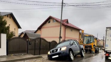 Pitești: Nissan Navara „înghițit” de asfalt în plin trafic, între Găvana și Trivale