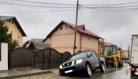 Pitești: Nissan Navara „înghițit” de asfalt în plin trafic, între Găvana și Trivale