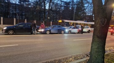 Pitești. Accident cu 4 mașini, acum, lângă Spital! Trafic, infernal!