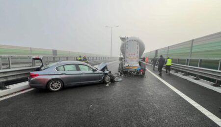 Accident cu victimă pe DEx12 Craiova-Piteşti: Impact între un autoturism și o cisternă