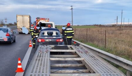 Accident pe Autostrada A1: Impact între un autoturism și o platformă