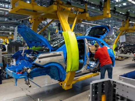 Pagubă zdrobitoare de milioane de €! Gigant auto, forțat să oprească producția!