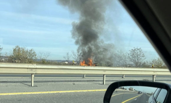 News Alert: VIDEO/Mașină în flăcări pe Autostrada A1, ACUM!
