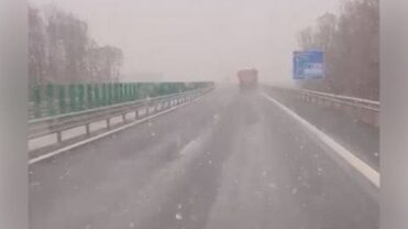 VIDEO! Ninge cu putere pe Drumul Expres Craiova-Pitești, autostradă și drumuri importante