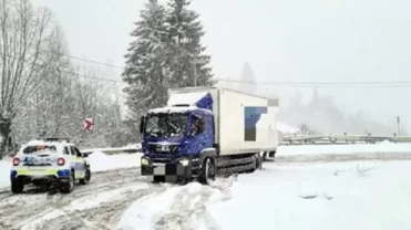 VIDEO/ Primele zăpezi în Argeș: Echipele de deszăpezire, în acțiune non-stop