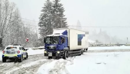 VIDEO/ Primele zăpezi în Argeș: Echipele de deszăpezire, în acțiune non-stop