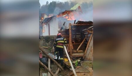 Argeș. Incendiu devastator! 3 case și o anexă mistuite de flăcări