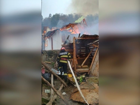 Argeș. Incendiu devastator! 3 case și o anexă mistuite de flăcări