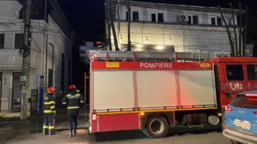 Incendiu la un stâlp electric în centrul Piteștiului: Panică printre trecători