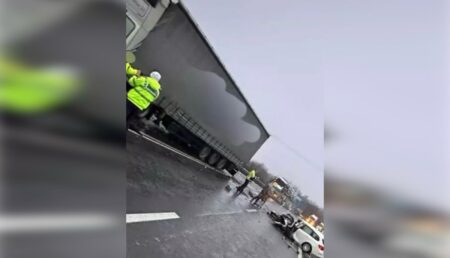 Accident îngrozitor pe DN7! Mașină distrusă după impact devastator cu un TIR