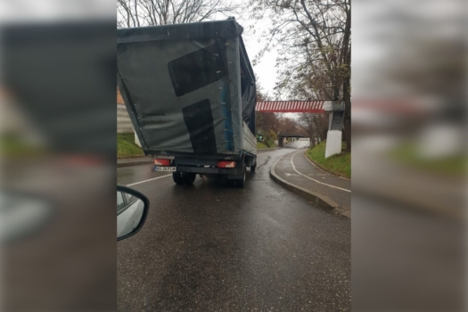 Incident tras la indigo! O dubă lovește din nou delimitatorul!