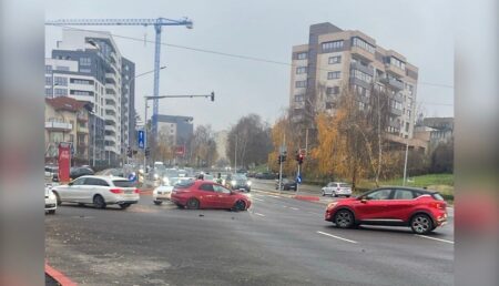 Accident, acum, într-o intersecție super aglomerată! Trafic îngreunat în zonă!