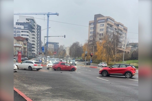 Accident, acum, într-o intersecție super aglomerată! Trafic îngreunat în zonă!